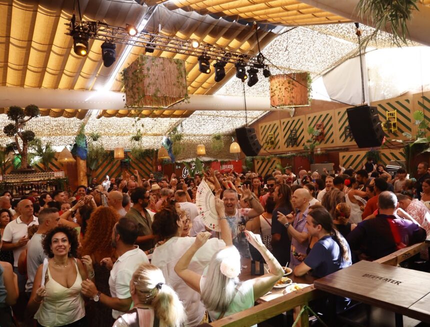 Ni las nubes enturbian la Feria de Málaga
