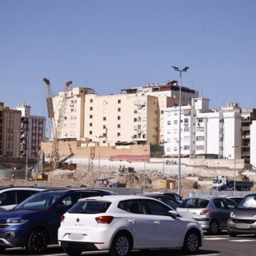 Enfado de los sanitarios por el parking del hospital Civil de Málaga: "Va a suponer pagar mucho dinero por aparcar" Enfado de los sanitarios por el parking del hospital Civil de Málaga: «Va a suponer pagar mucho dinero por aparcar»