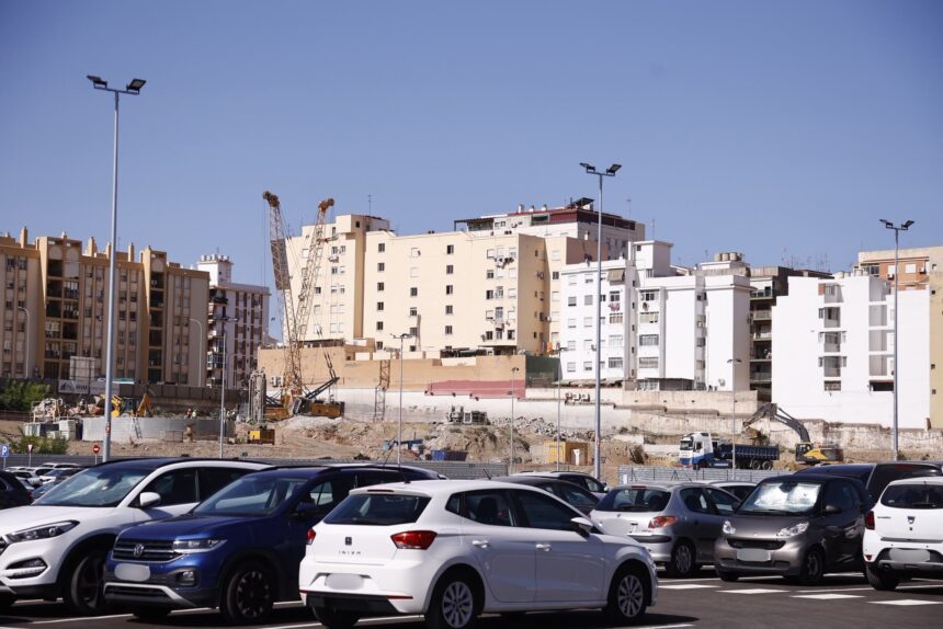 Enfado de los sanitarios por el parking del hospital Civil de Málaga: «Va a suponer pagar mucho dinero por aparcar»