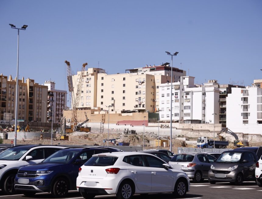 Enfado de los sanitarios por el parking del hospital Civil de Málaga: "Va a suponer pagar mucho dinero por aparcar" Enfado de los sanitarios por el parking del hospital Civil de Málaga: «Va a suponer pagar mucho dinero por aparcar»