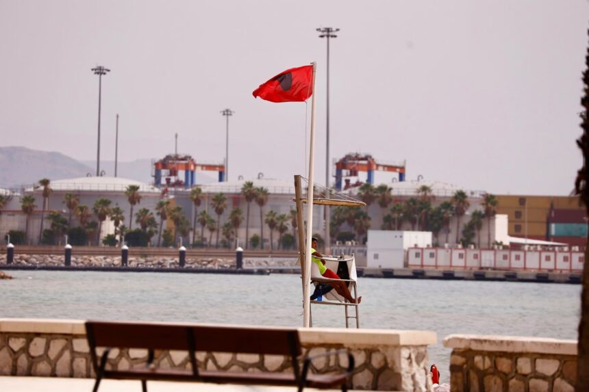 Málaga prohíbe el baño en seis playas de la capital por la presencia de la bacteria E. coli