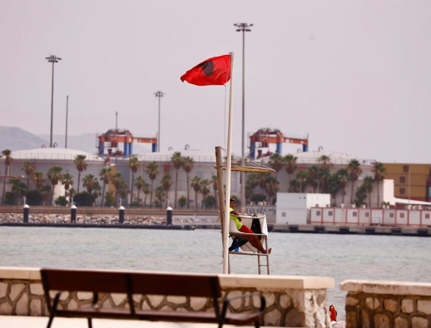 Málaga prohíbe el baño en seis playas de la capital por la presencia de la bacteria E. coli Málaga prohíbe el baño en seis playas de la capital por la presencia de la bacteria E. coli