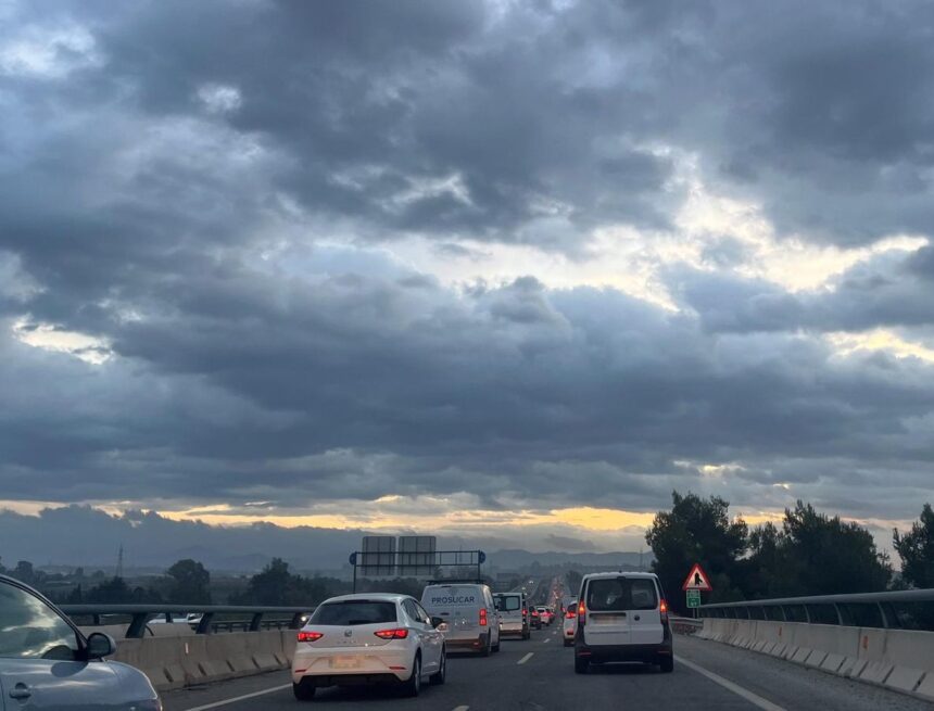 Los vecinos de Campillos y el Valle del Guadalhorce, resignados por los atascos en la A-357 para llegar a Málaga