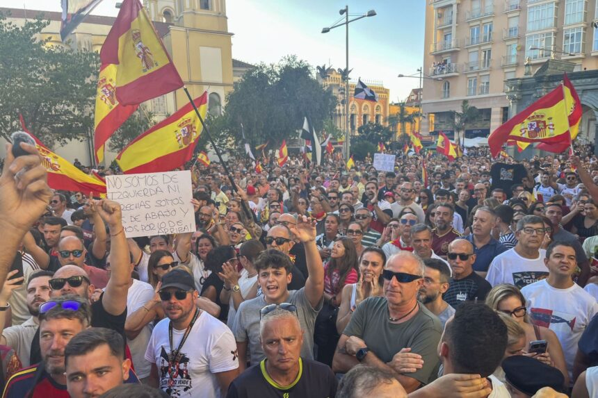 Más de 2.000 ceutíes protestan en la Delegación del Gobierno por la «inacción» en la crisis migratoria