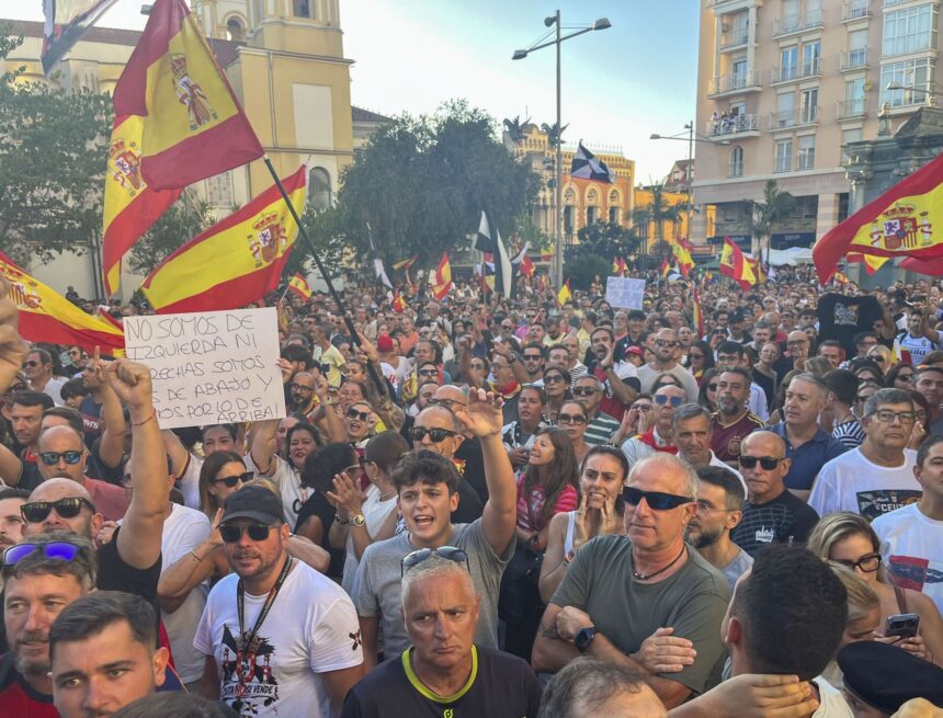 Más de 2.000 ceutíes protestan en la Delegación del Gobierno por la «inacción» en la crisis migratoria