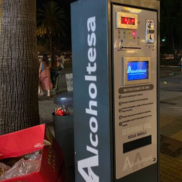 Colas en los alcoholímetros de la Feria de Málaga para 'competir' por ver quién bebe más Colas en los alcoholímetros de la Feria de Málaga para ‘competir’ por ver quién bebe más