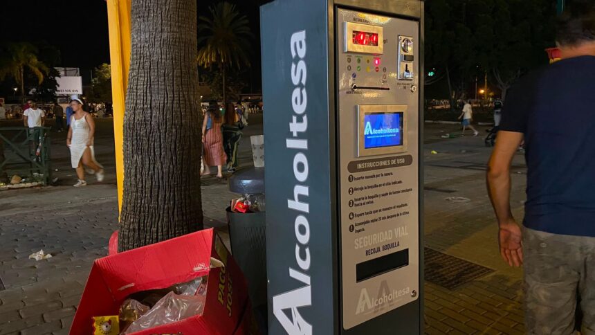 Colas en los alcoholímetros de la Feria de Málaga para ‘competir’ por ver quién bebe más