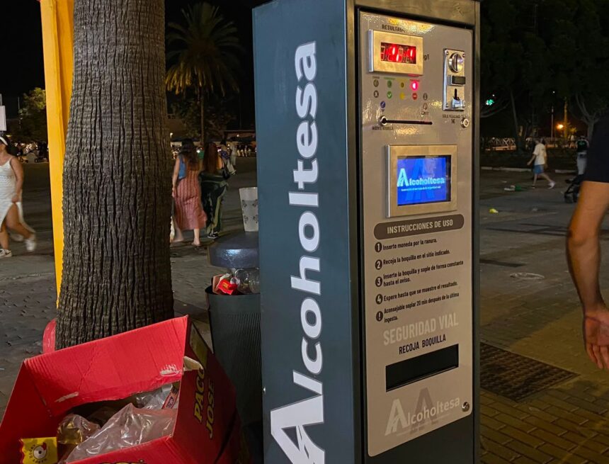 Colas en los alcoholímetros de la Feria de Málaga para ‘competir’ por ver quién bebe más
