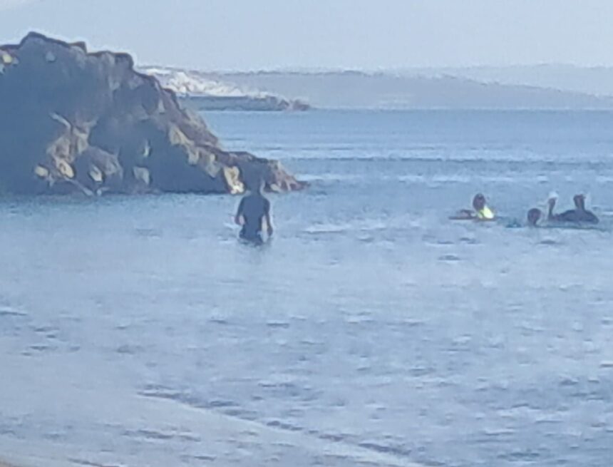 Decenas de marroquíes alcanzan las playas del Campo de Gibraltar en motos de agua y lanchas tras la crisis de Ceuta