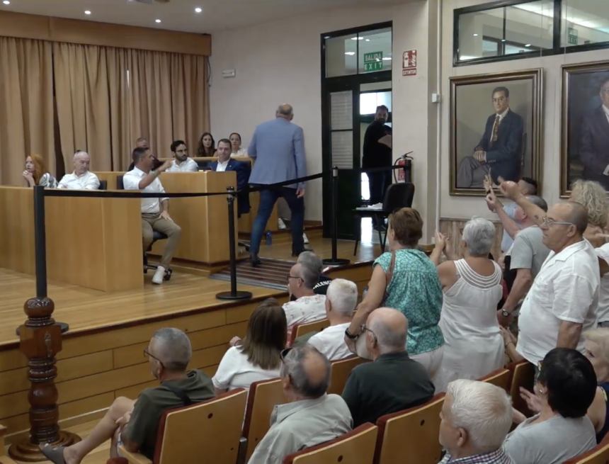Tensión en Vélez-Málaga: protestas, pleno suspendido y reunión de urgencia por la tasa de basuras