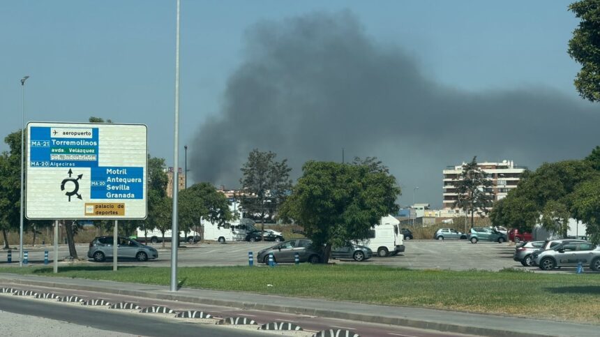 Extinguido un aparatoso incendio junto a la carretera Azucarera-Intelhorce en Málaga