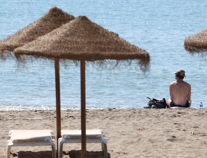 El agua del mar en Málaga, más helada que nunca: cae a 15,5 grados y bate otro récord