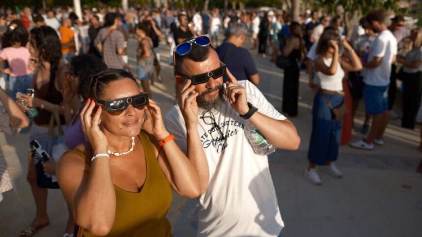 Las mejores imágenes del eclipse solar desde distintos puntos de Málaga
