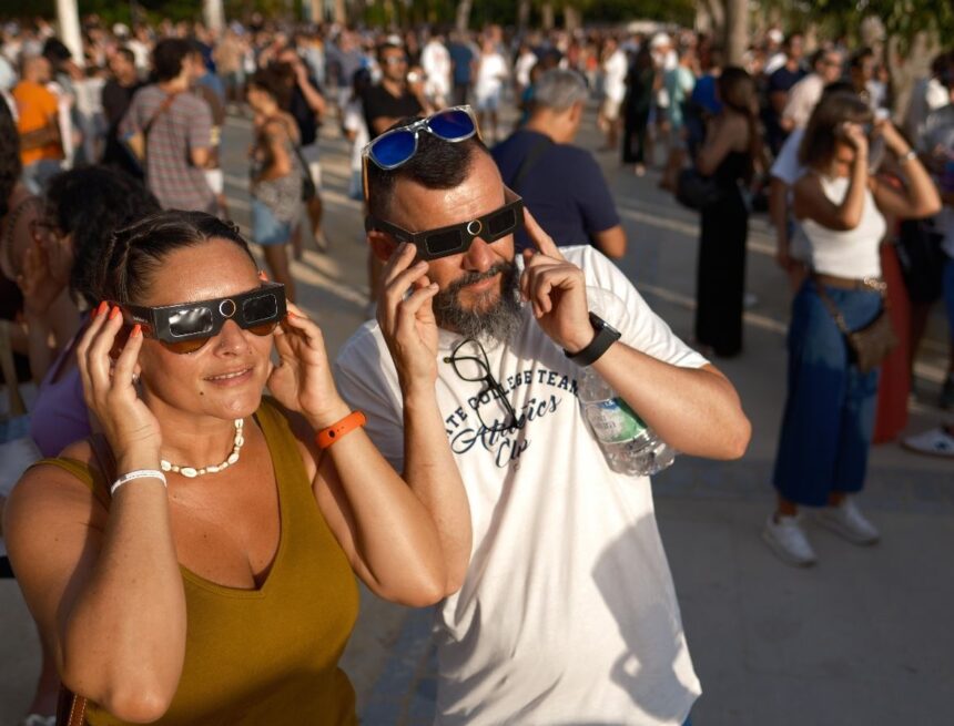 Las mejores imágenes del eclipse solar desde distintos puntos de Málaga