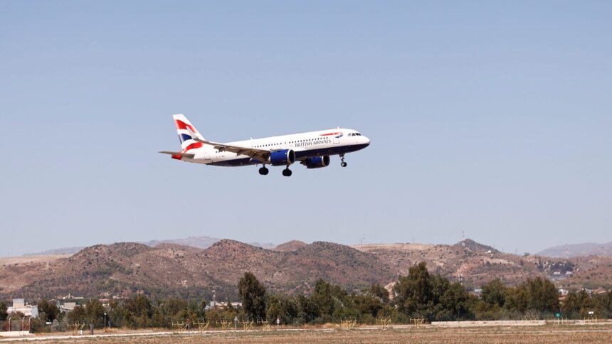 Agosto se despide en Málaga con 600 vuelos diarios y picos de hasta 100.000 pasajeros Agosto se despide en Málaga con 600 vuelos diarios y picos de hasta 100.000 pasajeros