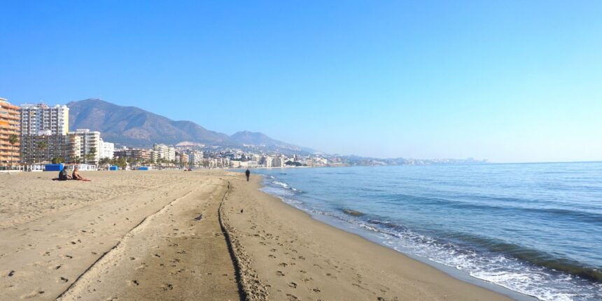 Reabiertas tres de las cinco playas de Benalmádena cerradas por posible contaminación