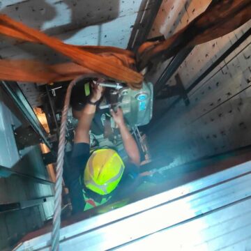 Bomberos de Marbella rescatan a tres menores atrapados en un ascensor más de tres horas