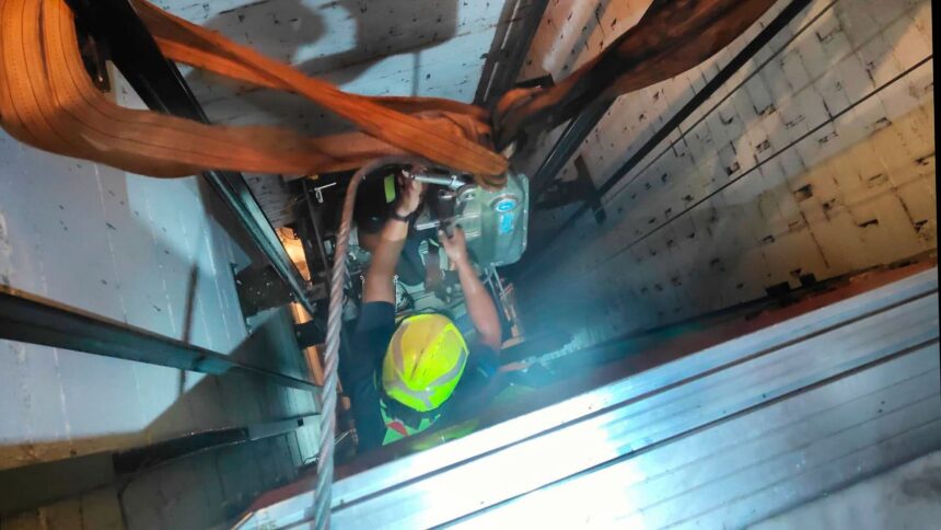 Bomberos de Marbella rescatan a tres menores atrapados en un ascensor más de tres horas