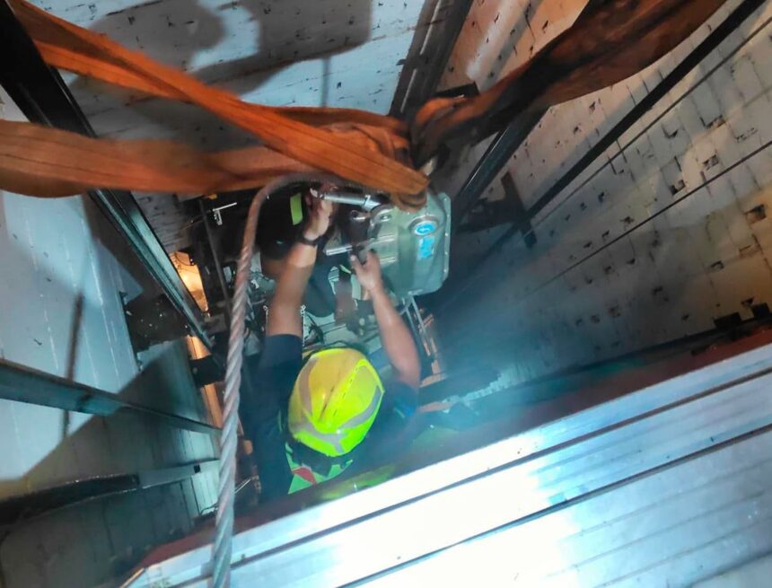 Bomberos de Marbella rescatan a tres menores atrapados en un ascensor más de tres horas Bomberos de Marbella rescatan a tres menores atrapados en un ascensor más de tres horas