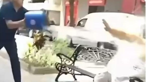Arroja un cubo de agua a una persona sin hogar en Fuengirola y lo difunde en redes Arroja un cubo de agua a una persona sin hogar en Fuengirola y lo difunde en redes