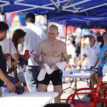 El alcalde de Málaga se tira al agua: De la Torre completa la travesía a nado al Puerto