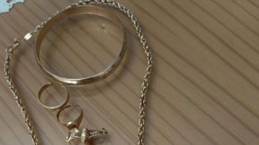 La Guardia Civil halla días después las joyas robadas a una Virgen en una iglesia de Cañete la Real La Guardia Civil halla días después las joyas robadas a una Virgen en una iglesia de Cañete la Real