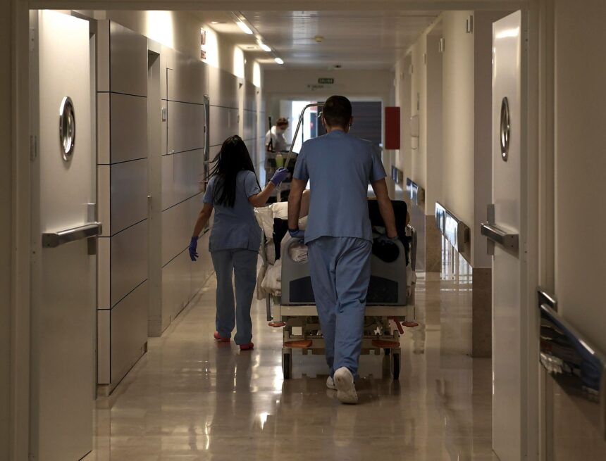 En la UCI la mujer a la que su pareja intentó estrangular antes de suicidarse en Pinares de San Antón, en Málaga