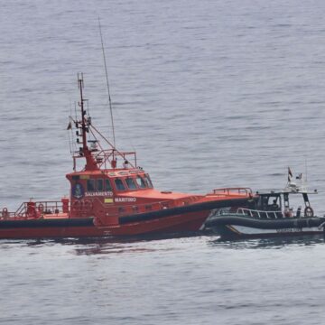 Hallan otro cadáver en alta mar, con flotador y neopreno, frente a Estepona