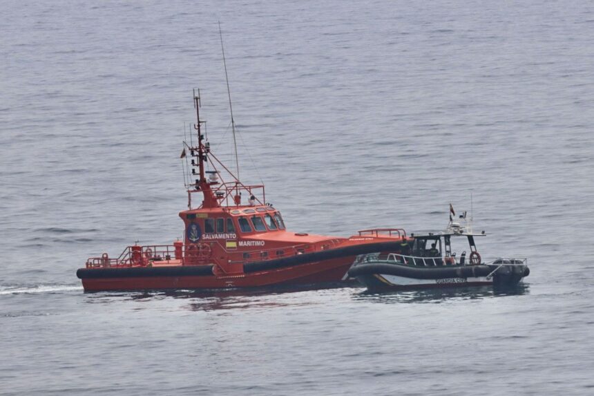 Hallan otro cadáver en alta mar, con flotador y neopreno, frente a Estepona