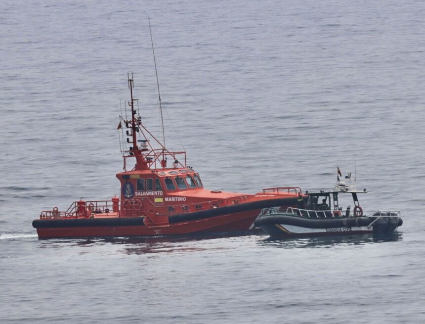 Hallan otro cadáver en alta mar, con flotador y neopreno, frente a Estepona Hallan otro cadáver en alta mar, con flotador y neopreno, frente a Estepona