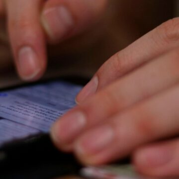 Un matrimonio de pensionistas de Málaga cae en una estafa con un falso SMS: el banco tendrá que devolverles 4.900 euros