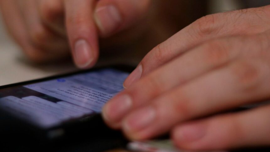 Un matrimonio de pensionistas de Málaga cae en una estafa con un falso SMS: el banco tendrá que devolverles 4.900 euros