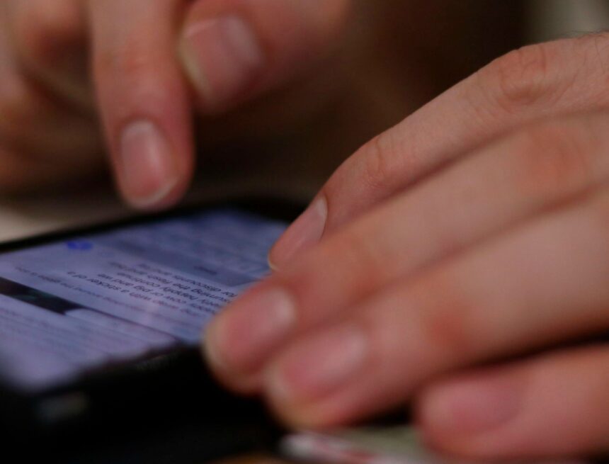Un matrimonio de pensionistas de Málaga cae en una estafa con un falso SMS: el banco tendrá que devolverles 4.900 euros Un matrimonio de pensionistas de Málaga cae en una estafa con un falso SMS: el banco tendrá que devolverles 4.900 euros