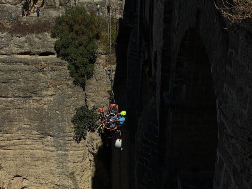 Espectacular ‘rescate’ en el Tajo de Ronda