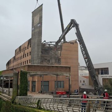 Arranca la demolición del hotel Ibis de Málaga afectado por el incendio de mayo Arranca la demolición del hotel Ibis de Málaga afectado por el incendio de mayo