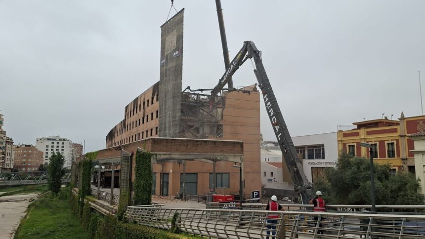 Arranca la demolición del hotel Ibis de Málaga afectado por el incendio de mayo