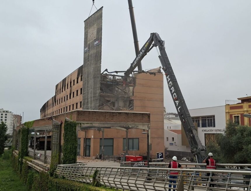 Arranca la demolición del hotel Ibis de Málaga afectado por el incendio de mayo