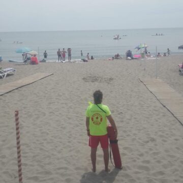 Socorristas de Málaga recorrerán 40 kilómetros de costa recogiendo basura para concienciar sobre la suciedad en las playas Socorristas de Málaga recorrerán 40 kilómetros de costa recogiendo basura para concienciar sobre la suciedad en las playas