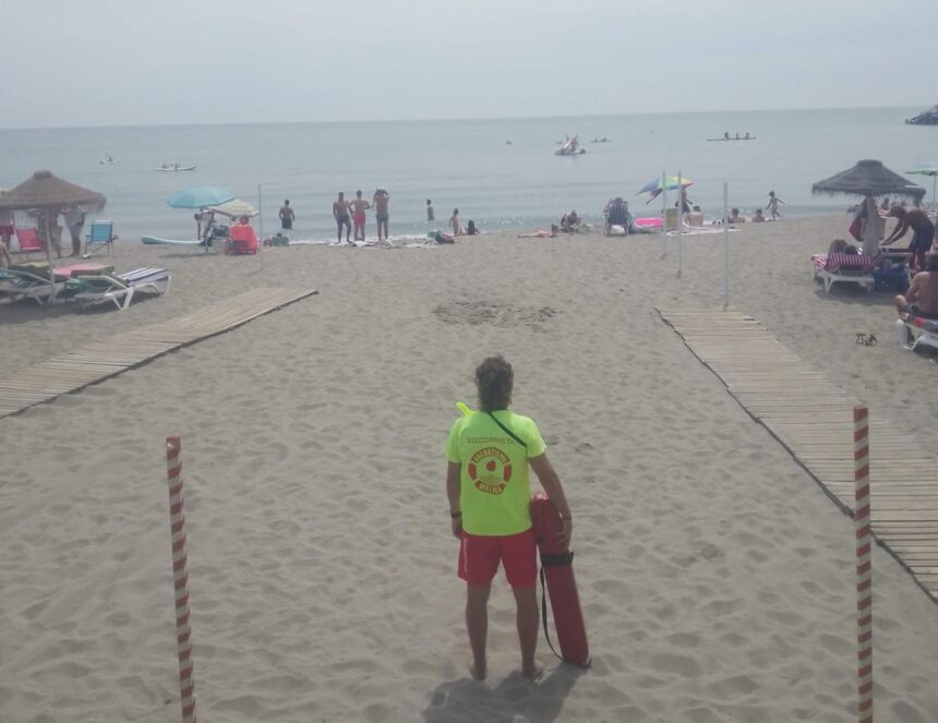 Socorristas de Málaga recorrerán 40 kilómetros de costa recogiendo basura para concienciar sobre la suciedad en las playas