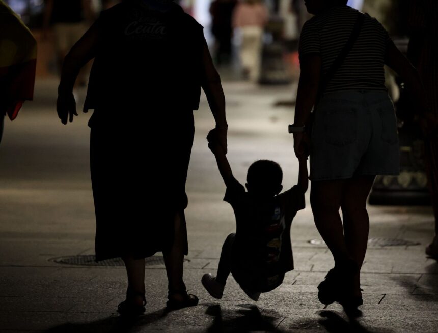 Ceuta prepara la vuelta al cole más tensa con vigilantes, autobuses escoltados y apoyo psicológico Ceuta prepara la vuelta al cole más tensa con vigilantes, autobuses escoltados y apoyo psicológico