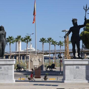 Las esculturas de Ginés Serrán seguirán en el Puerto de Málaga un año más