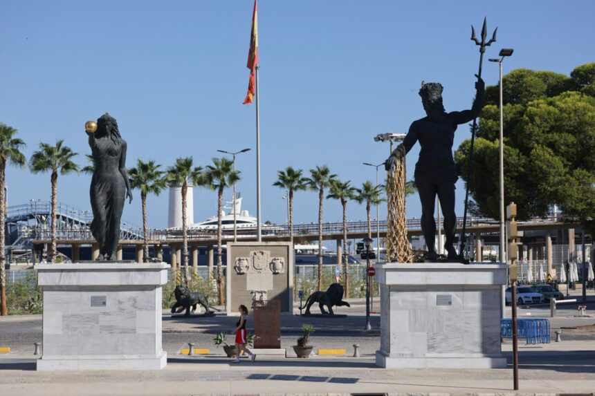 Las esculturas de Ginés Serrán seguirán en el Puerto de Málaga un año más