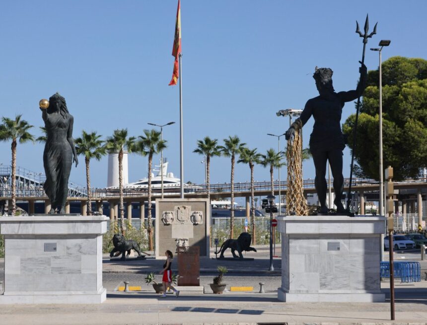 Las esculturas de Ginés Serrán seguirán en el Puerto de Málaga un año más