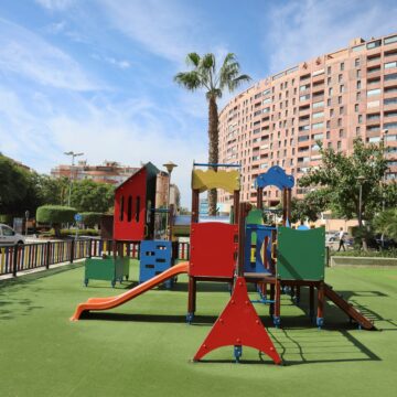 Dos enfermeros salvan a un hombre que intentó ahorcarse en un tobogán de un parque infantil en Málaga Dos enfermeros salvan a un hombre que intentó ahorcarse en un tobogán de un parque infantil en Málaga