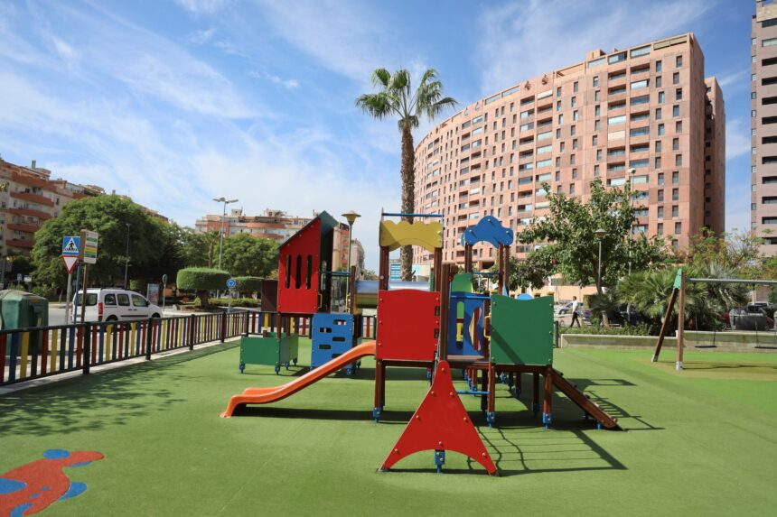 Dos enfermeros salvan a un hombre que intentó ahorcarse en un tobogán de un parque infantil en Málaga