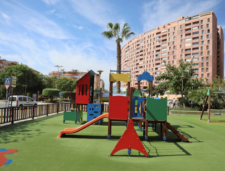 Dos enfermeros salvan a un hombre que intentó ahorcarse en un tobogán de un parque infantil en Málaga