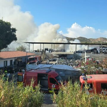 Aparatoso incendio en un desguace de Los Asperones con una gran columna de humo