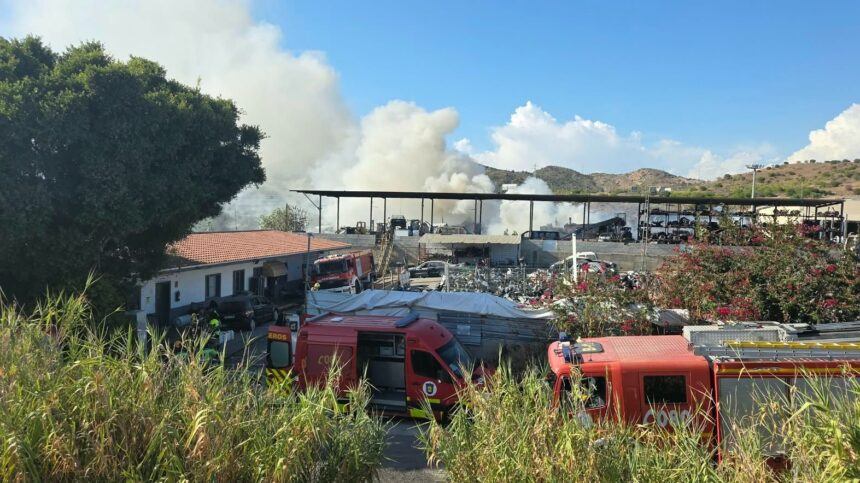 Aparatoso incendio en un desguace de Los Asperones con una gran columna de humo