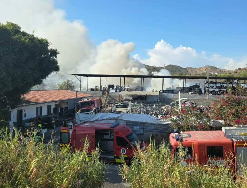 Aparatoso incendio en un desguace de Los Asperones con una gran columna de humo