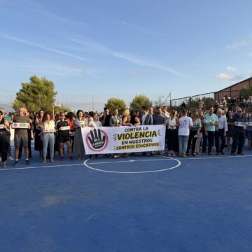 “Están emocionalmente destruidas”: multitudinaria concentración por las dos docentes agredidas en Coín
